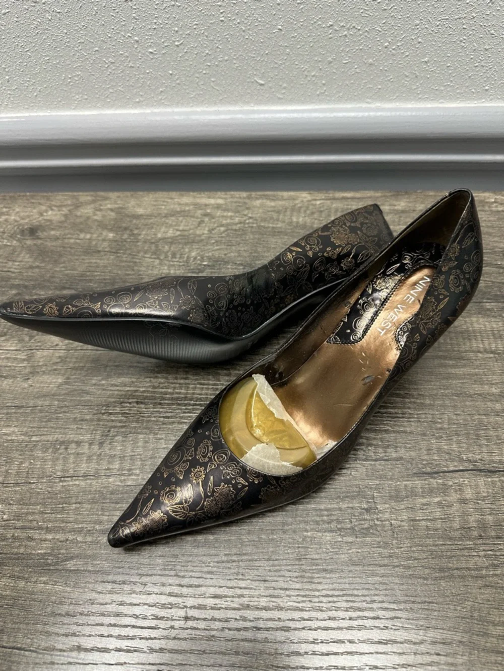 Nine West Black Leather Pumps with Gold Floral Accents NWB - Picture 2 of 13